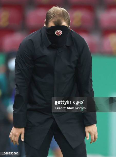 Head coach Bo Svensson of Mainz reacts during the DFB Cup second round match between 1. FSV Mainz 05 and Arminia Bielefeld at MEWA Arena on October...
