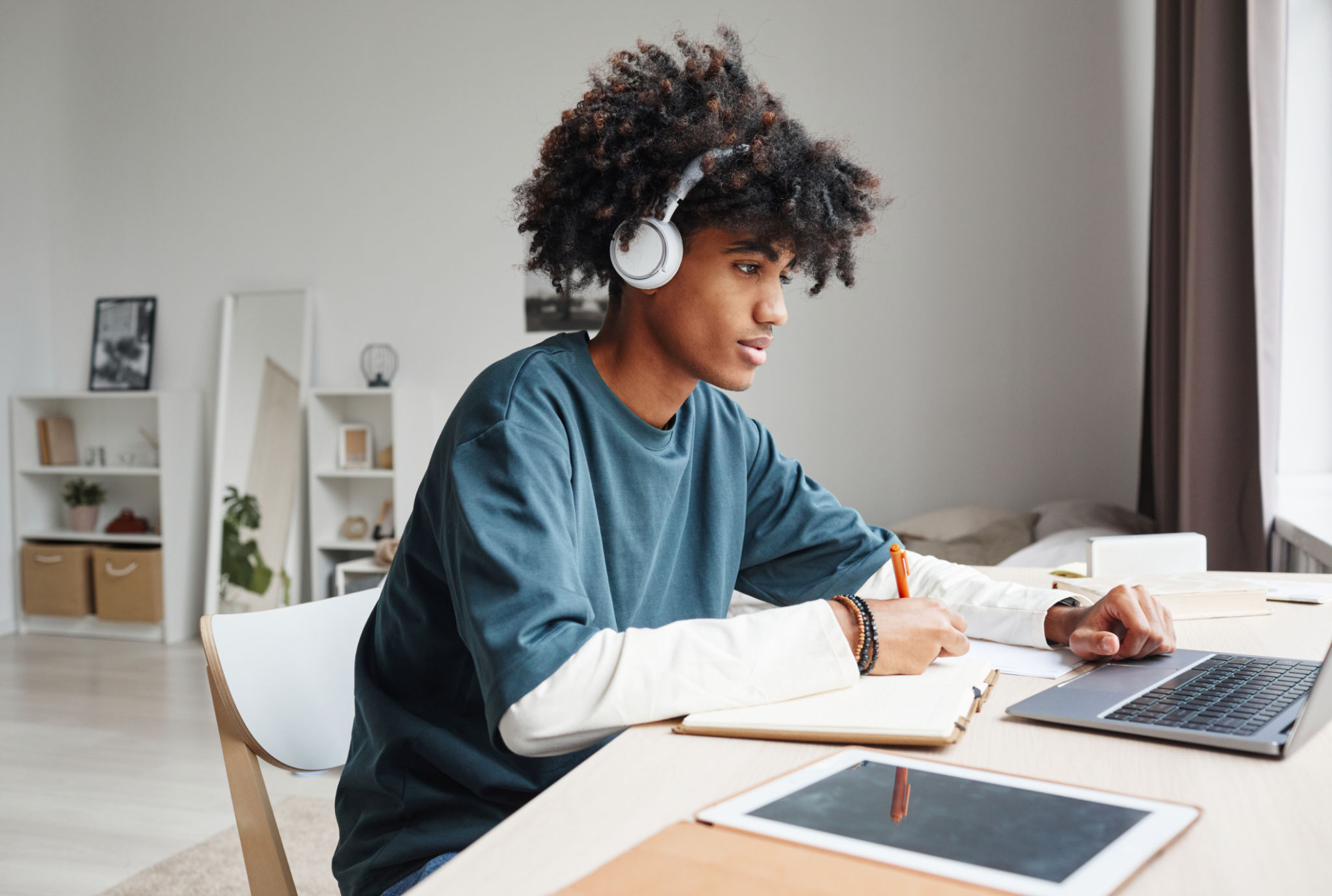 teenagers studying online