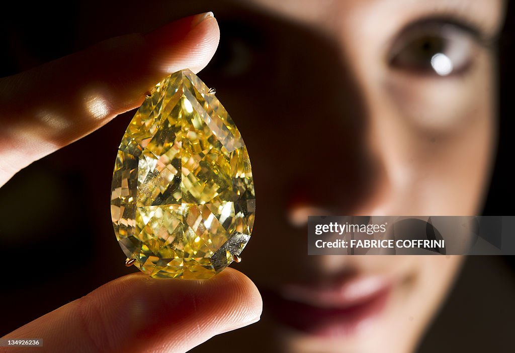 A model holds  "The Sun-Drop Diamond" du