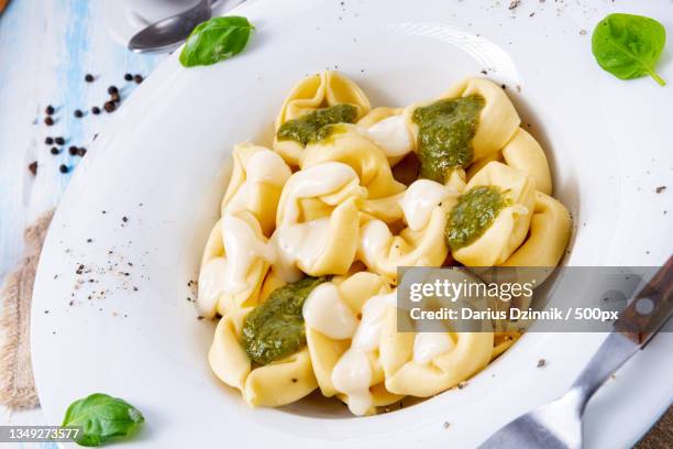 close-up of pasta in plate on table - hintergrund grün foto e immagini stock
