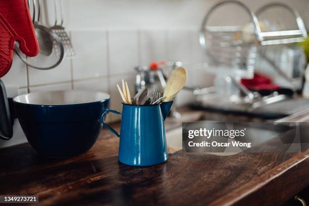 close-up of eating utensils in a container on kitchen worktop - kitchen bench wood stock-fotos und bilder