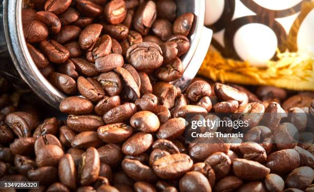 close-up of coffee beans - capsule café stockfoto's en -beelden