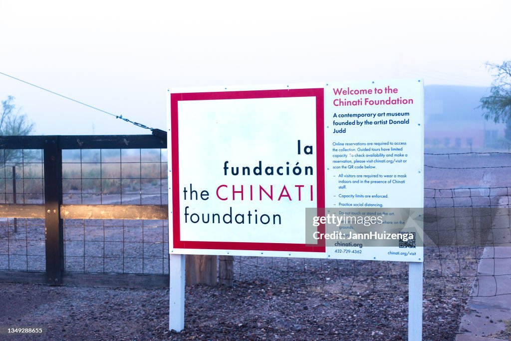 Marfa, TX: Schild am Eingang der Chinati Foundation