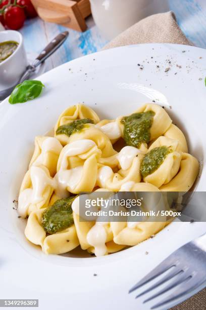 close-up of pasta in plate on table - soße stockfoto's en -beelden