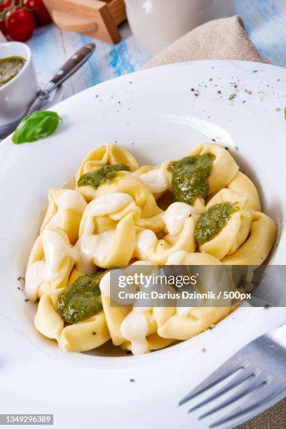 close-up of pasta in plate on table - soße 個照片及圖片檔