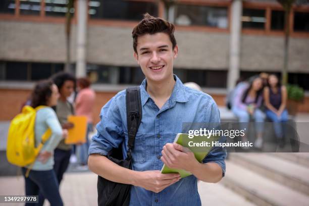 studente universitario felice che sorride alla scuola - studente universitario foto e immagini stock