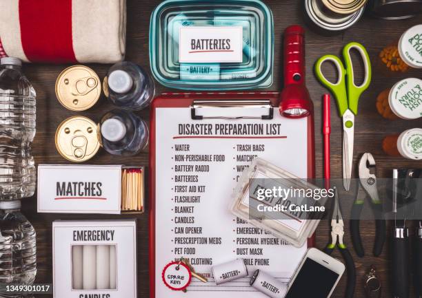 kit de préparation aux catastrophes flatlay avec des éléments sur une table grise - survival kit photos et images de collection