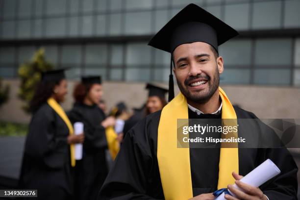 glücklicher doktorand mit diplom am abschlusstag - graduation hat stock-fotos und bilder