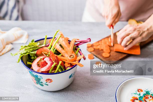 separating vegetable leftovers for compost - rest home stock-fotos und bilder