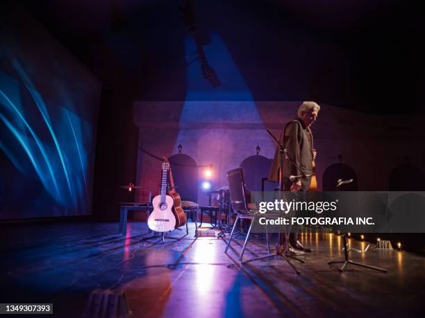 guitarrista masculino maduro en el escenario con guitarra clásica - hamilton musical fotografías e imágenes de stock