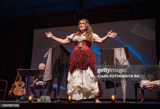 intérprete femenina madura en el escenario - representación teatral fotografías e imágenes de stock