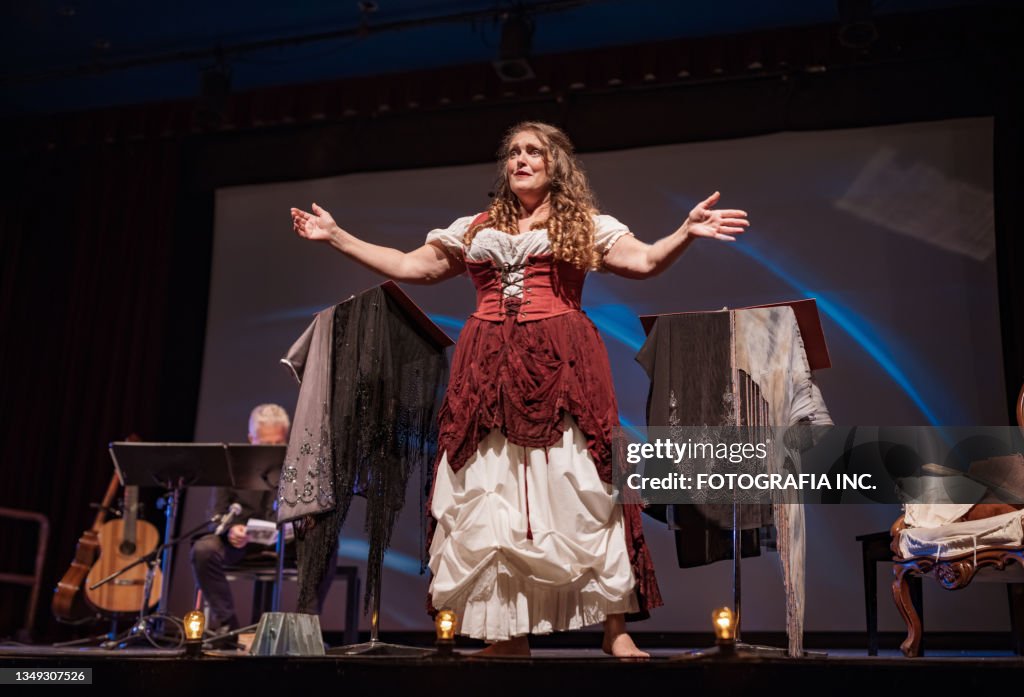 Artista feminina madura no palco