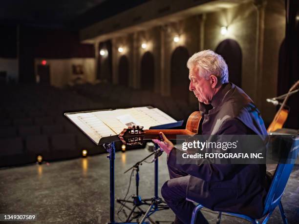 guitarrista masculino maduro en el escenario con guitarra clásica - hamilton musical fotografías e imágenes de stock