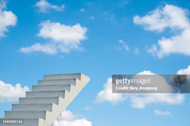 a white staircase to the sky with blue sky background. - escalera hacia el cielo fotografías e imágenes de stock