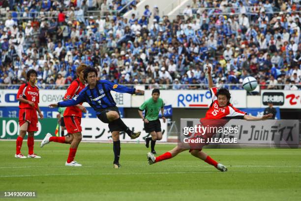 Yasuhito Endo of Gamba Osaka scores his side's second goal during the J.League J1 match between Gamba Osaka and Nagoya Grampus Eight at Expo '70...