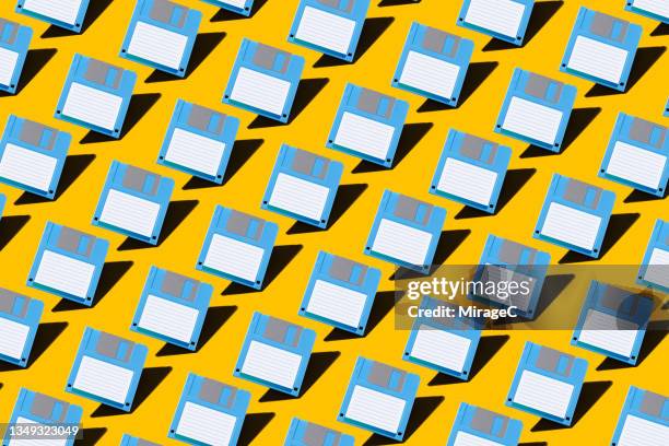blue colored floppy disk repetition pattern - datenspeicher diskette stock-fotos und bilder