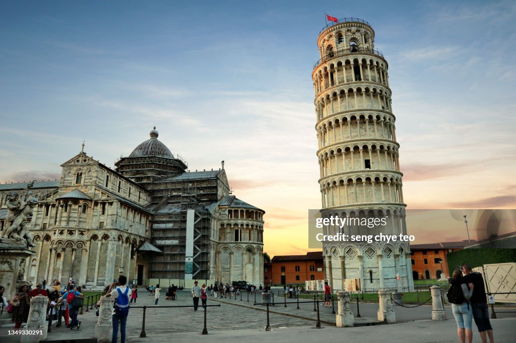 Pisa Roma Leaning Tower Of Pisa And Statue Series Pisa Tuscany Italy High-Res ...