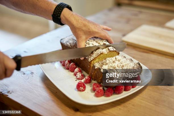 slicing pound cake - cake stockfoto's en -beelden