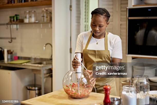 mitte 20 afrikanische studentin mit immersion blender - blender stock-fotos und bilder