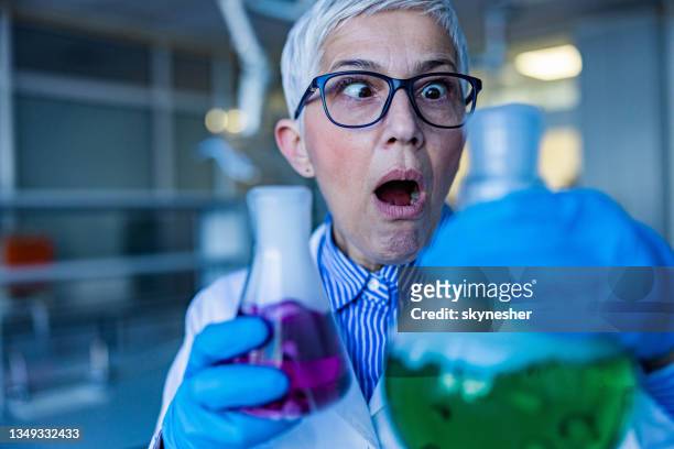 femme scientifique folle travaillant sur un liquide chimique en laboratoire. - scientist mad photos et images de collection