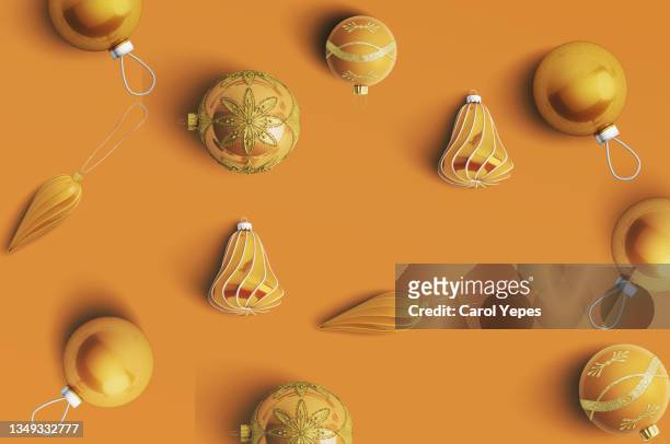 flat lay  christmas ornaments in orange background - ball on a table stock-fotos und bilder