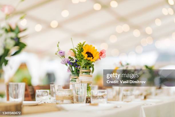 decoración de bodas con flores frescas. - comida flores fotografías e imágenes de stock