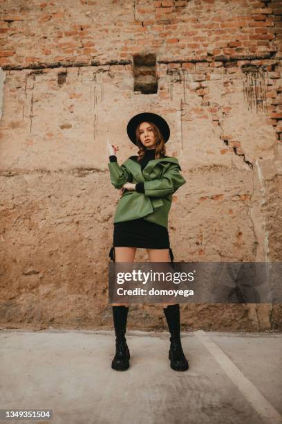 fashionable young woman on a lovely autumn day in the city - a fall from grace 個照片及圖片檔