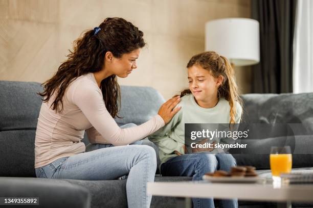 ¡mami, me duele mucho el estómago! - stomachache fotografías e imágenes de stock