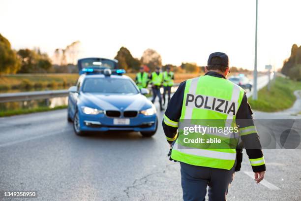 italienische polizei nimmt an verkehrsunfall teil - road accident stock-fotos und bilder