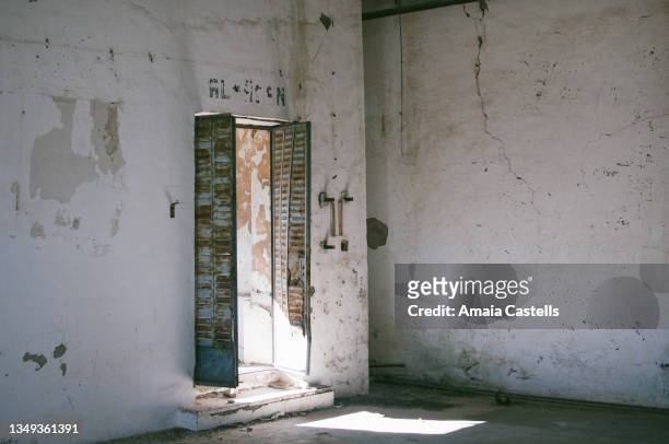 puertas de entrada a almacén en hangar abandonado - abandonado stock pictures, royalty-free photos & images