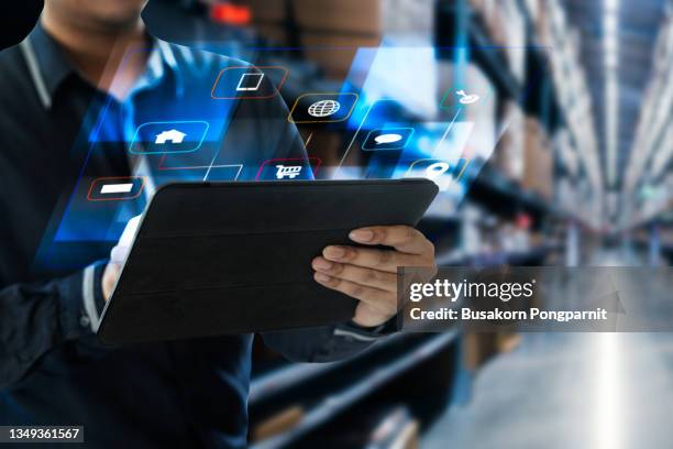 businessman hand holding tablet with ar application for check order - entrepôt de distribution photos et images de collection