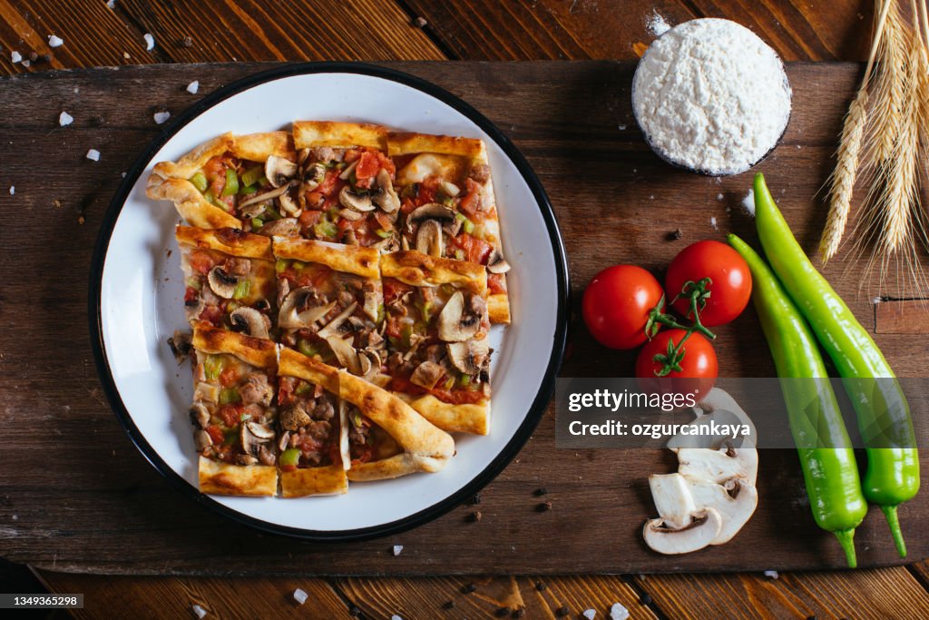 Traditionelles türkisches Essen, Lahmacun und Kiymali und Kusbasili Pide.