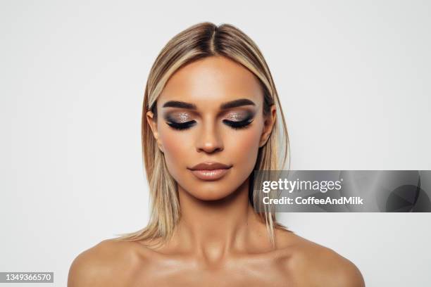 hermosa mujer con maquillaje brillante - mujer atractiva fotografías e imágenes de stock