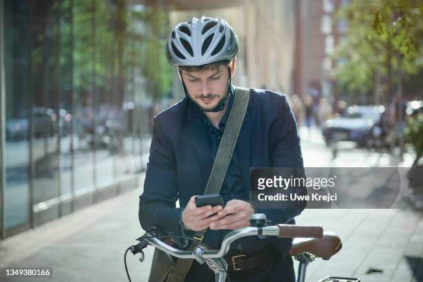 cycle through the city - beard men street stock pictures, royalty-free photos & images