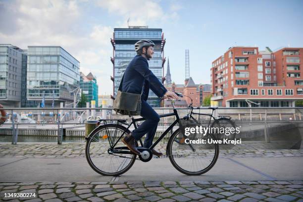young man on bicycle - fietshelm stockfoto's en -beelden