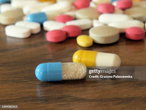 pills, medications, vitamins on the table - vitamin b stockfoto's en -beelden