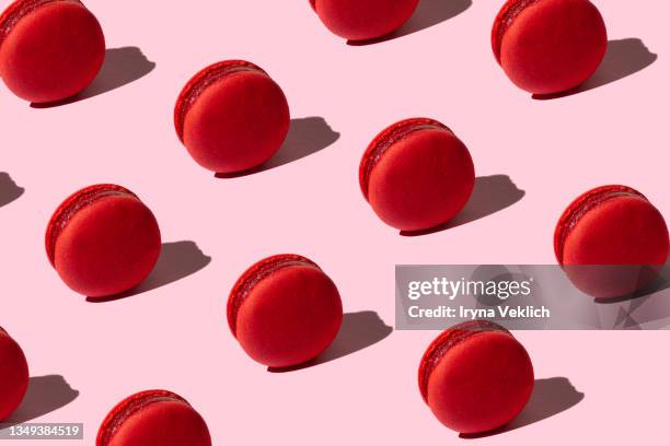 pattern made of tasty red color macaroons. - macaron photos et images de collection