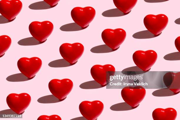 love heart  on a pink color background. - valentijnsdag stockfoto's en -beelden