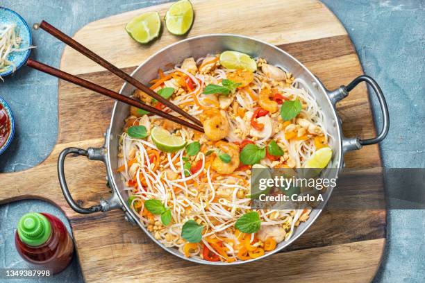 pad thai with shrimps and chicken - pad thai stock pictures, royalty-free photos & images