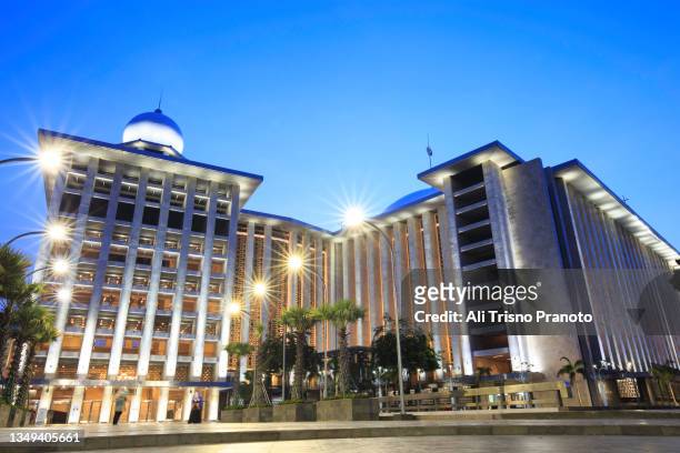 illuminated istiqlal mosque, after renovated, 2021 - masjid istiqlal stock pictures, royalty-free photos & images