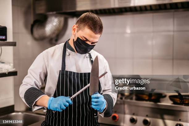 chef sharpening knife - utility knife stockfoto's en -beelden