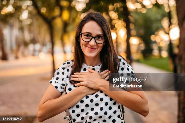 mujer hablando en lenguaje de señas - sign language fotografías e imágenes de stock