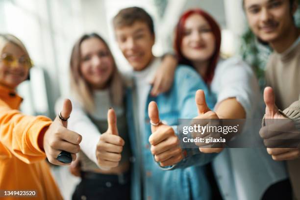 thumbs up! - thumbs up stockfoto's en -beelden