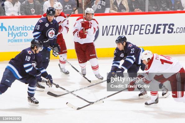 Taylor Pyatt of the Phoenix Coyotes battles Jim Slater and Chris ...