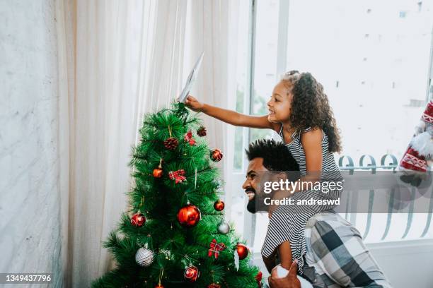 father and daughter preparing christmas tree - chrismas brasil imagens e fotografias de stock
