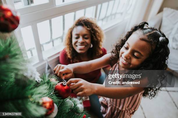 madre e figlia che preparano l'albero di natale - decorare l'albero di natale foto e immagini stock