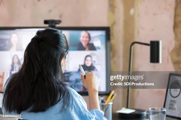 デスクトップpcとラップトップを使用して認識できない女性のマルチタスク - split screen ストックフォトと画像