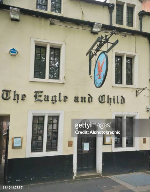 der eagle and child pub in oxford - cs lewis stock-fotos und bilder