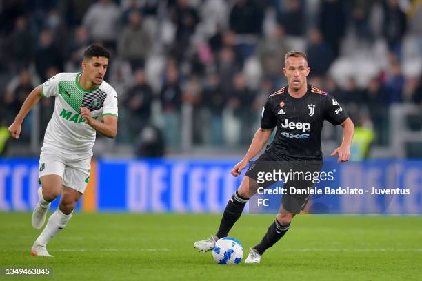 Arthur Melo of Juventus controls the ball during the Serie A match between Juventus and US Sassuolo at Allianz Stadium on October 27, 2021 in Turin,...