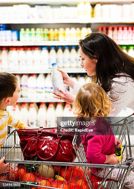 mutter und kinder mit milch - mom buying milk stock-fotos und bilder